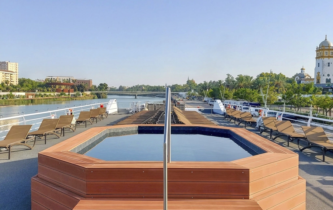 MS La Belle de Cadix Pool Sonnendeck - ©croisieurope