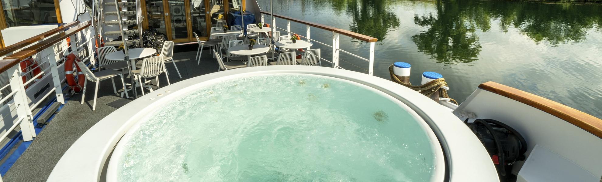 MS Daniele Jacuzzi Pool - ©croisieurope