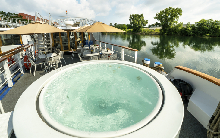MS Daniele Jacuzzi Pool - ©croisieurope