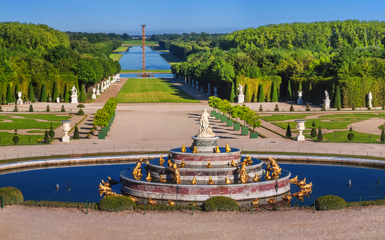 Brunnen vor der königlichen Residenz in Versailles