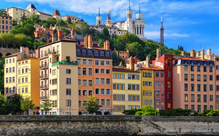 Lyon von der Saone mit bunten Häusern