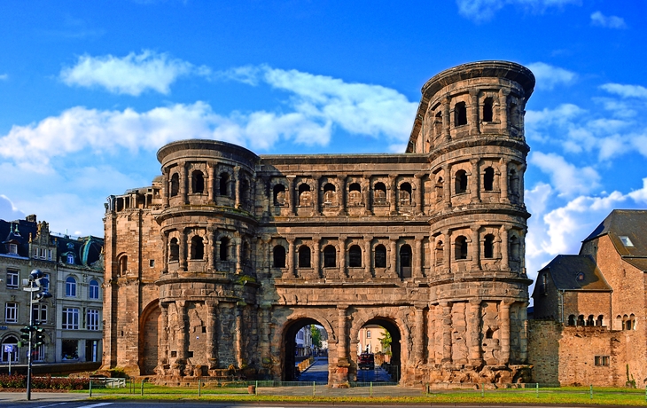 Porta Nigra: das schwarze Stadttor von Trier - © Stefan Krber - Fotolia