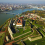 Luftaufnahme der Festung Petrovaradin und der Stadt Novi Sad