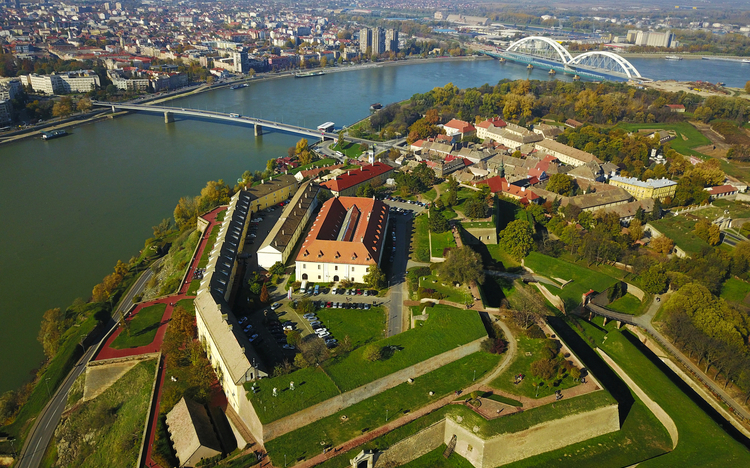 Luftaufnahme der Festung Petrovaradin und der Stadt Novi Sad