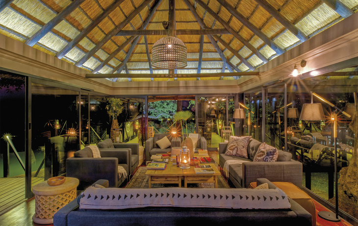 Kaza Safari Lodge, Innen, Salon, Nachts - 527256©Lou Coetzer