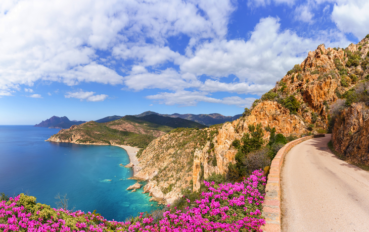 Korsikas Landschaft mit Plage de Bussaglia und Calanques de Piana - © Balate Dorin - stock.adobe.com