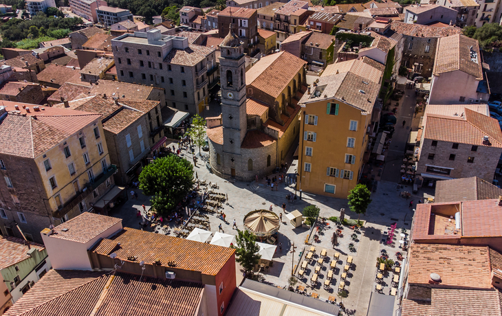 Luftaufnahme des Place de la République in der Altstadt von Porto-Vecchio - © Alexandre ROSA - stock.adobe.com