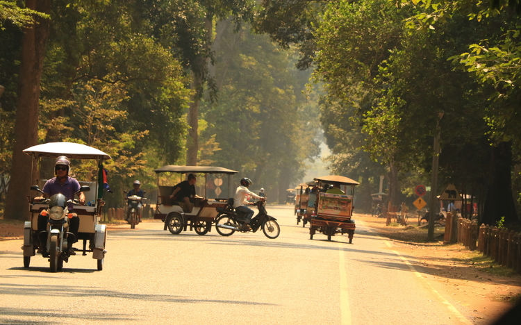 Tuk Tuks fahren auf den Straßeen in Kambodscha