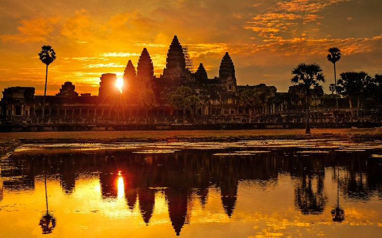 Reflexion von Ankor Wat an der Dämmerung