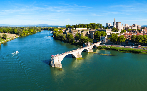 Pont Saint-Bénézet oder Pont d’Avignon in Avignon, Frankreich