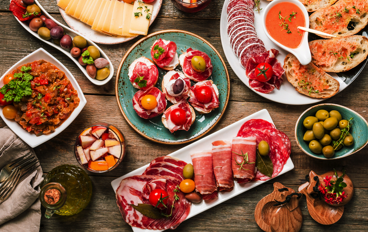 spanische Tapas und Sangria - ©petrrgoskov - stock.adobe.com