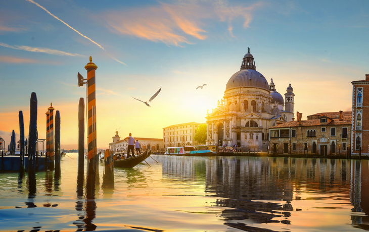 Gondoliere vor Santa Maria della Salute in Venedig - © Givaga - stock.adobe.com