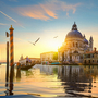 Gondoliere vor Santa Maria della Salute in Venedig