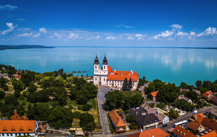 Abtei Tihany auf der Halbinsel Tihany am Balaton - ©zgphotography - stock.adobe.com