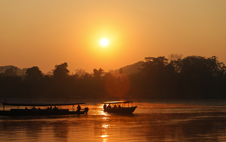 Sonnenaufgang am Rio Madre de Dios in der Nähe von Puerto Maldonado im Tambopata-Nationalpark in der Region Amazonas (Peru, Südamerika) - © Yannik Photography - stock.adobe.com