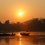 Sonnenaufgang am Rio Madre de Dios in der Nähe von Puerto Maldonado im Tambopata-Nationalpark in der Region Amazonas (Peru, Südamerika)