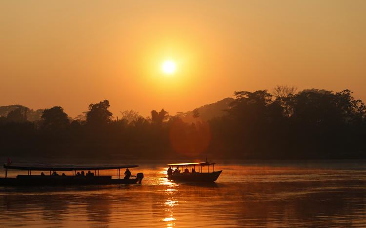 Sonnenaufgang am Rio Madre de Dios in der Nähe von Puerto Maldonado im Tambopata-Nationalpark in der Region Amazonas (Peru, Südamerika)