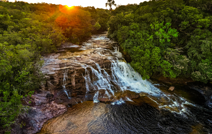 Luftaufnahme des Wasserfalls Cachoeira da Iracema bei Sonnenuntergang in Brasilien - © PhotoSpirit - stock.adobe.com