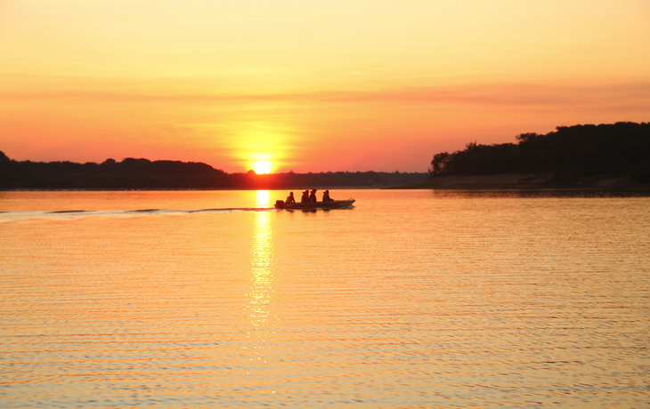 Sonnenuntergang am Acajatuba-See, Amazonas  - © carina furlanetto - stock.adobe.com