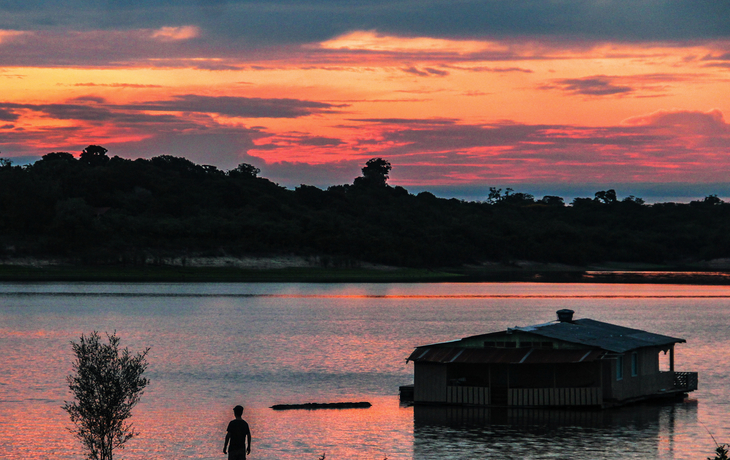 Sonnenuntergang am Acajatuba-See in Iranduba, Amazonas  - © carina furlanetto - stock.adobe.com