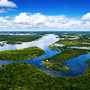 Luftaufnahme des Rio Momon im Amazonas-Regenwald nahe Iquitos