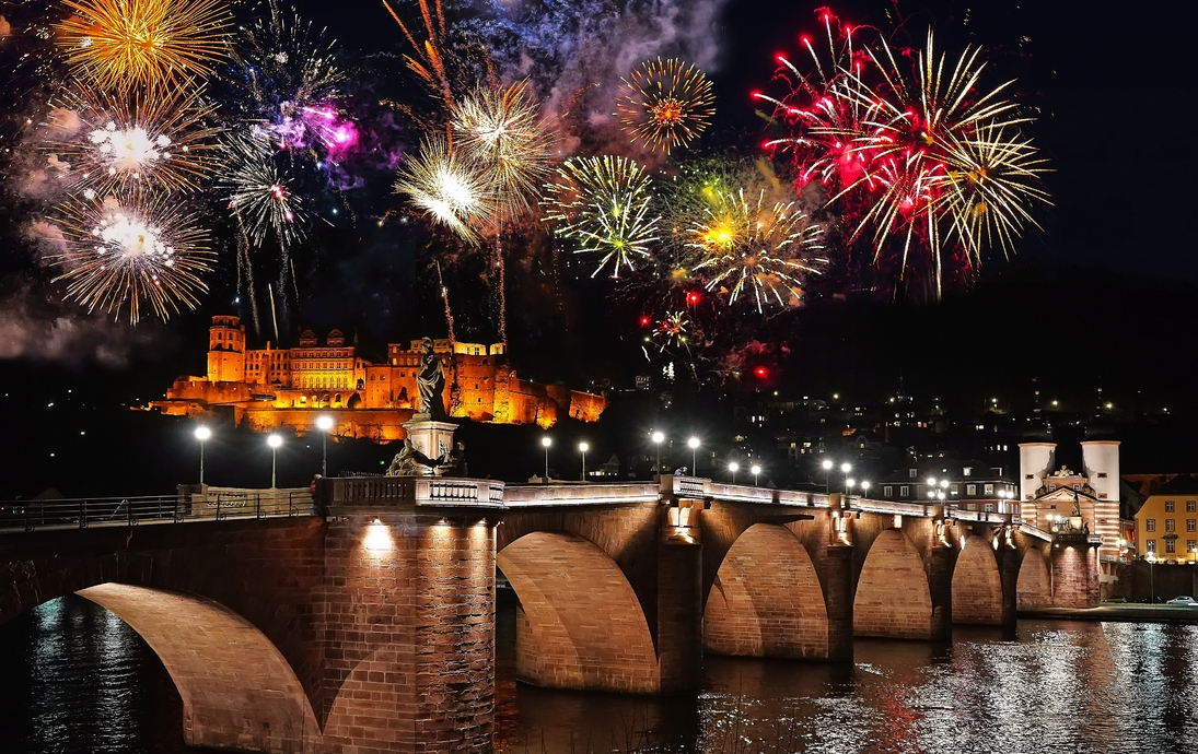 Feuerwerk über Heidelberg - © Comofoto - stock.adobe.com