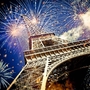 Eiffelturm (Paris, Frankreich) mit Feuerwerk