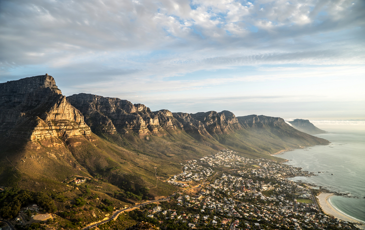 Ausblick auf die Bergkette Zwölf Apostel und Camps Bay nahe Kapstadt - © wernermuellerschell - stock.adobe.com