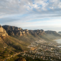 Ausblick auf die Bergkette Zwölf Apostel und Camps Bay nahe Kapstadt