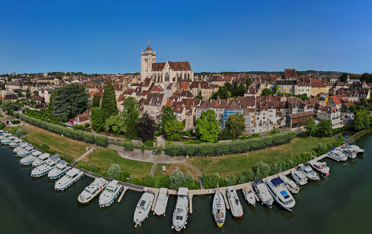 Luftaufnahme der französischen Stadt Dole in der französischen Region Jura - © Mike Workman - stock.adobe.com