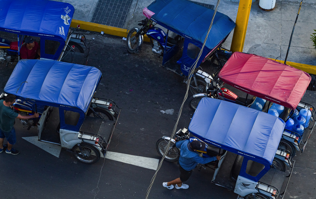 Motorradtaxis, die an einer Straßenecke in Iquitos, Peru, geparkt sind - © Arian - stock.adobe.com