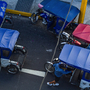 Motorradtaxis, die an einer Straßenecke in Iquitos, Peru, geparkt sind