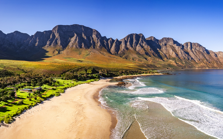 Der Kogel Bay Beach erstreckt sich entlang der False Bay-Küste in Kapstadt.