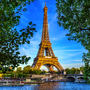 Eiffelturm und Seine bei Sonnenuntergang in Paris