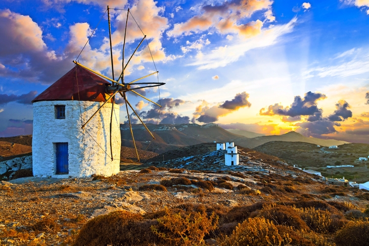 schönen Sonnenuntergang über Windmühlen. Amorgos Insel, Griechenland - © Freesurf - Fotolia