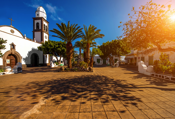 Zentraler alter Platz mit der Kirche San Gines in Arrecife auf der Insel Lanzarote - © rh2010 - stock.adobe.com