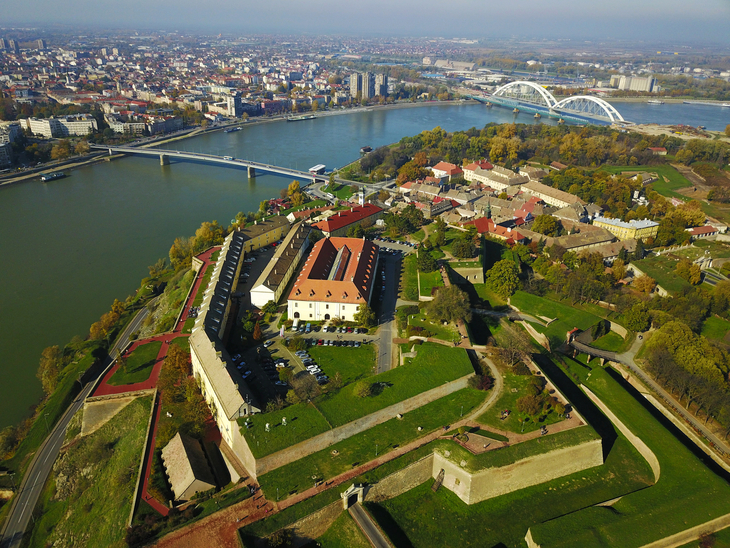 Luftaufnahme der Festung Petrovaradin und der Stadt Novi Sad - © Geza Farkas - stock.adobe.com