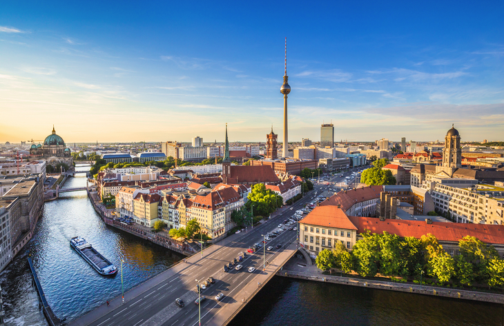 Berliner Skyline mit Fernsehturm und Spree bei Sonnenuntergang - © JFL Photography - stock.adobe.com