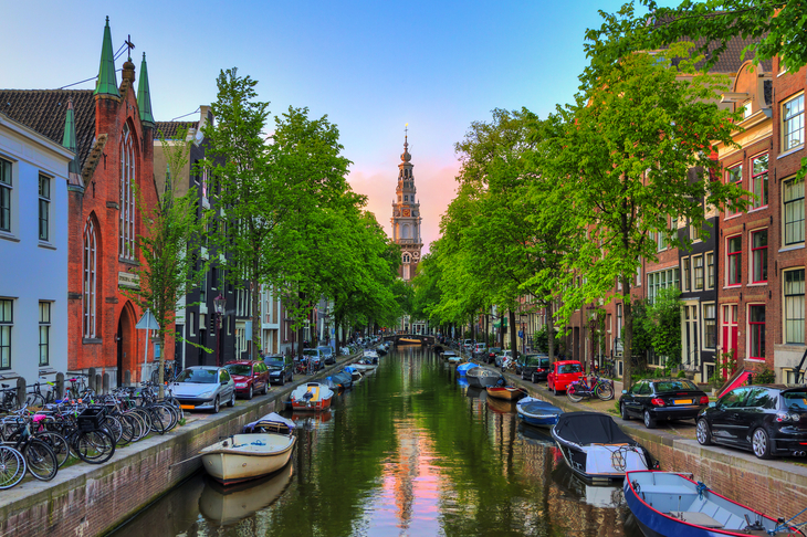 Groenburgwal-Kanal in Amsterdam mit der Soutern-Kirche (Zuiderkerk) bei Sonnenuntergang im Sommer - © dennisvdwater - stock.adobe.com