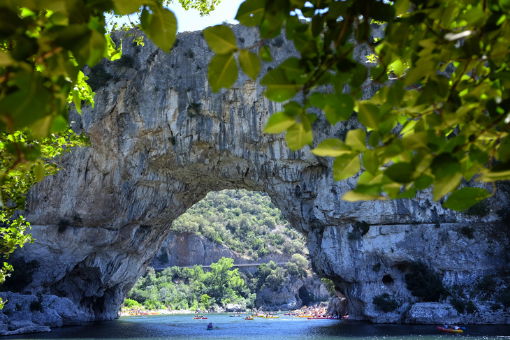 Natürliche Bogenbrücke über den Fluss Ardeche. Pont d'Arc in Frankreich - ©art4stock - stock.adobe.com