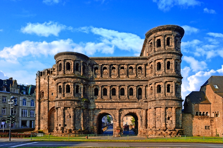 Porta Nigra: das schwarze Stadttor von Trier - © Stefan Krber - Fotolia
