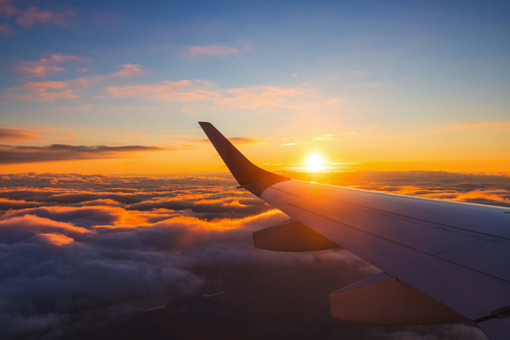 Flugzeugflügel im Sonnenuntergang - © ValentinValkov - stock.adobe.com